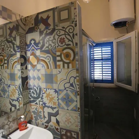 Il Cortiletto Su Levanzo